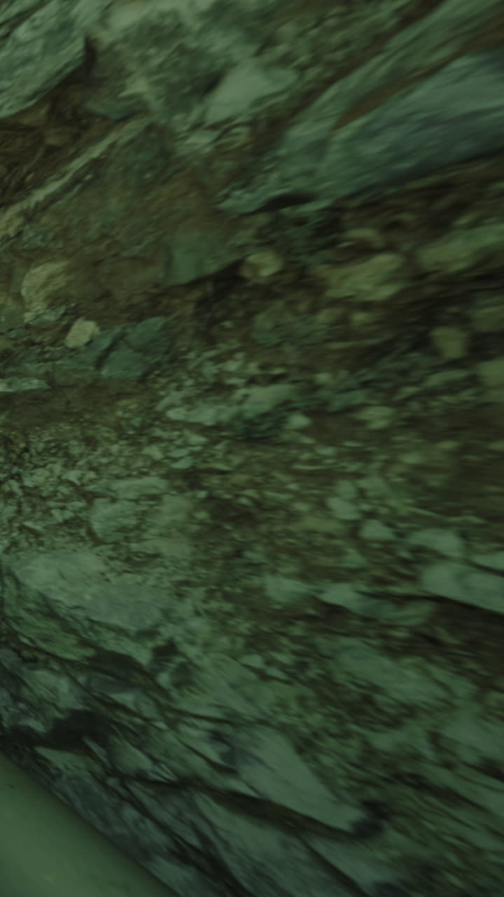 Formações rochosas dentro de uma caverna durante uma viagem de exploração na natureza