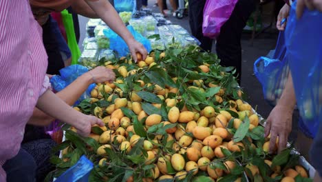 personas de todas las edades y orígenes eligiendo frutas maduras y coloridas en un bullicioso mercado.