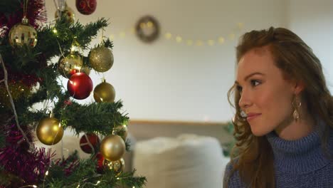 mujer joven en casa en navidad