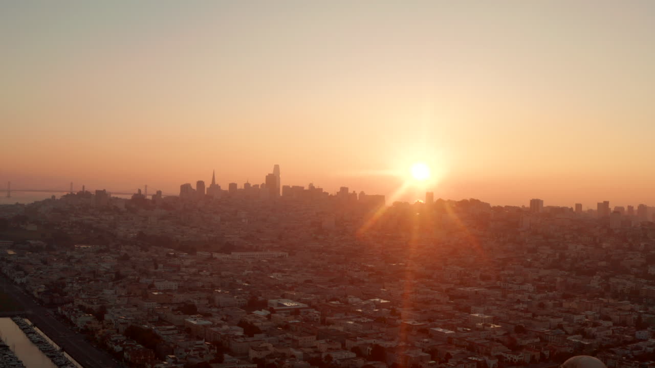 Tomada deslizante panorâmica da cidade de São Francisco ao nascer do sol