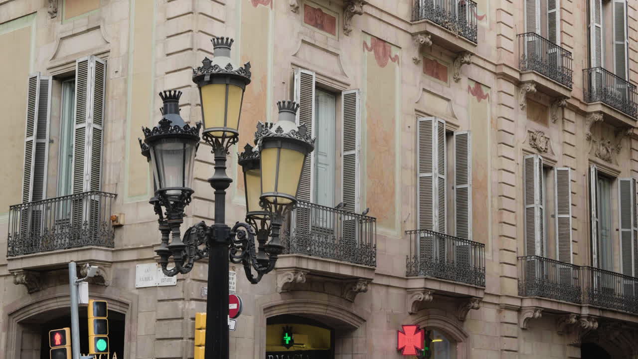 lámpara de calle contra edificio comercial en la calle de la rambla en barcelona, españa a plena luz del día