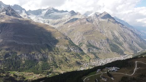 vuelo de drones sobre zermatt suizo