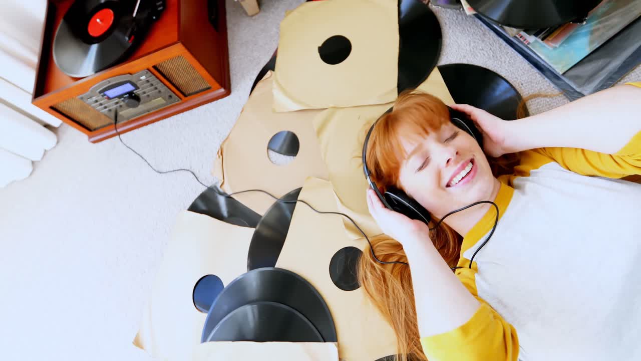 счастливая женщина слушает музыку на наушниках 4k