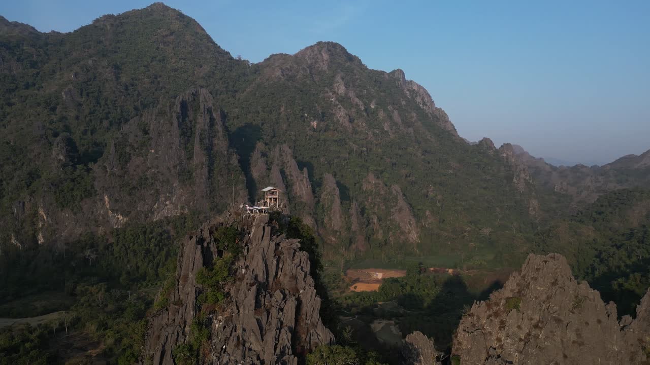 tomada de un avión no tripulado de acantilados dentados en un valle montañoso en vang vieng, la capital de la aventura de laos