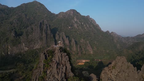 Drohnenaufnahme-Schroffer-Klippen-In-Einem-Gebirgstal-In-Vang-Vieng,-Der-Abenteuerhauptstadt-Von-Laos