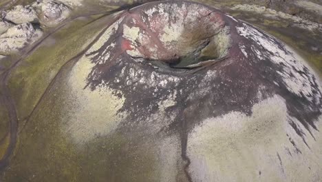 imágenes de un dron de un volcán en islandia