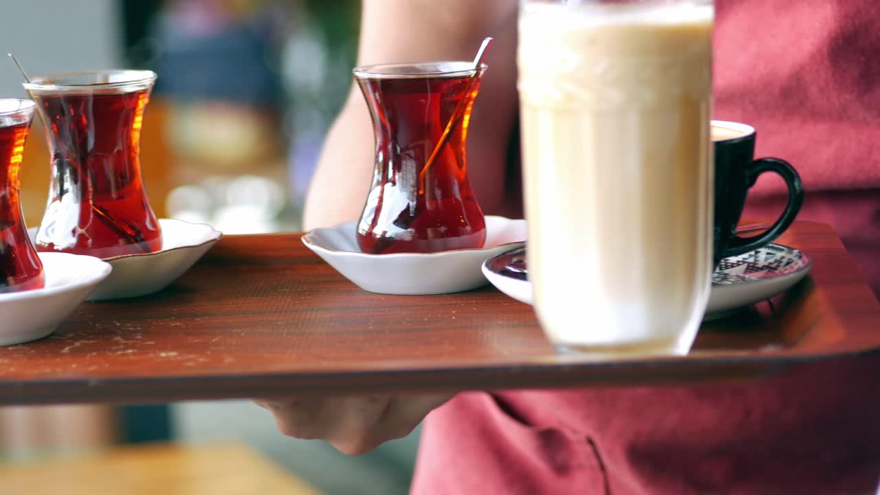 터키 차와 커피/라테를 제공하는 웨이터