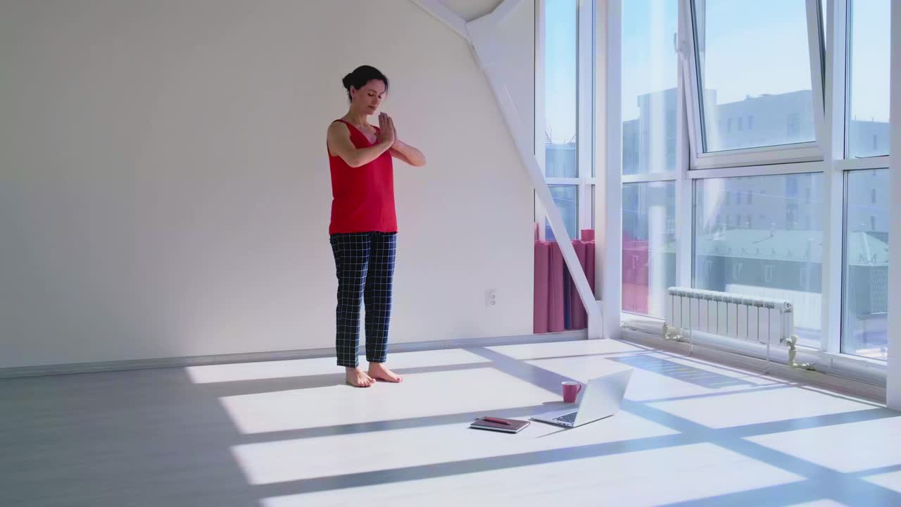 mujer practicando yoga en casa