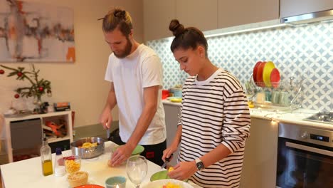 amigos cocinando juntos