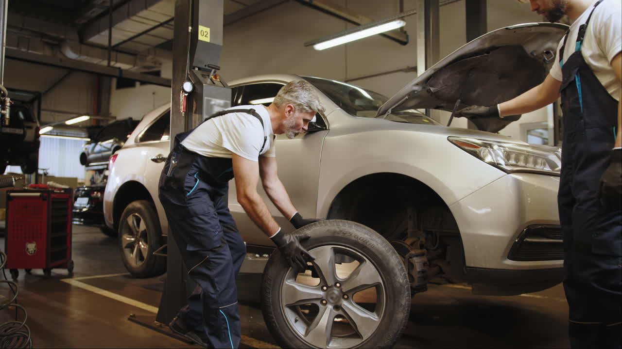 reparación de automóviles en el garaje