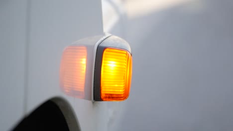 close-up van de zijmarkeringslichten van de auto