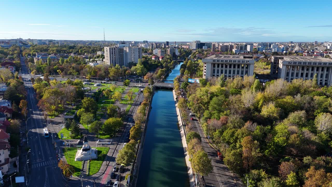 vista de drones del río dambovita con el hospital universitario de bucarest en el fondo