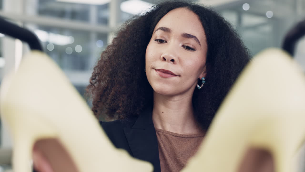compras, zapatos y mujer joven en una tienda