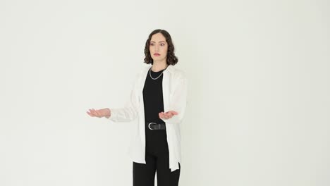 Una mujer con una camisa blanca.