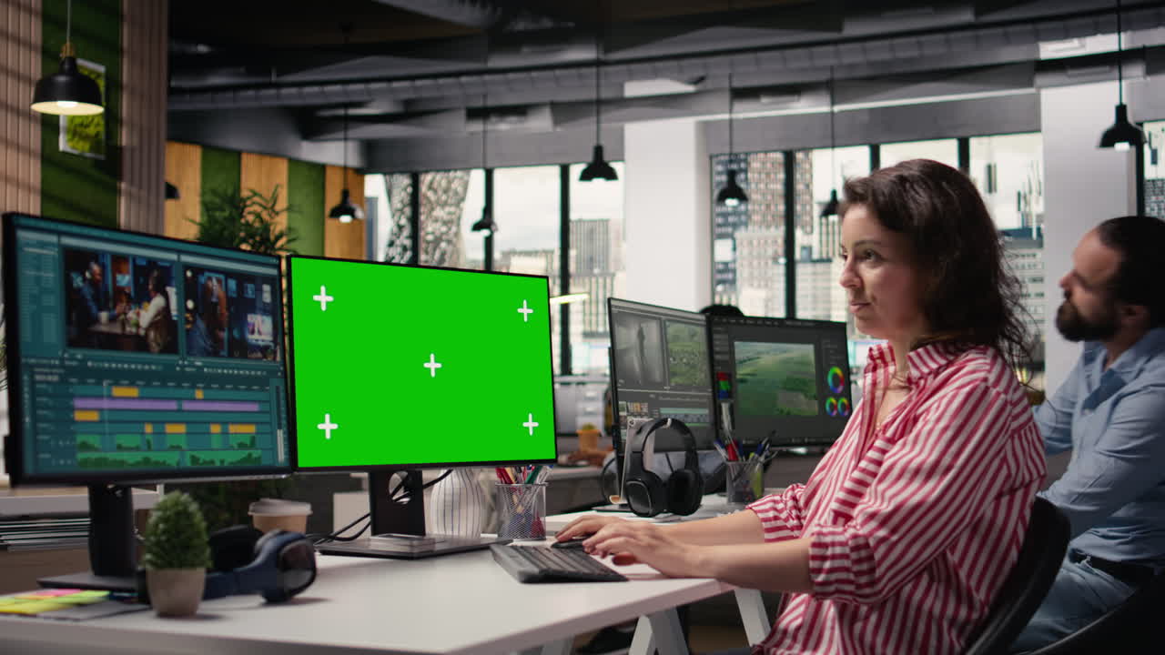 Isoleret mockup og redigering af optagelser, med videograf på pc på bureaukontor