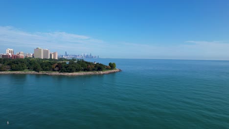 escena del horizonte de la ciudad frente al mar azul claro drone