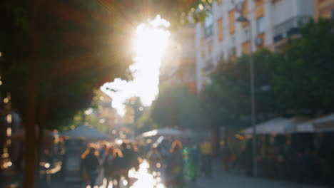 Sanftes-Abendlicht-In-Der-Belebten-Fußgängerzone