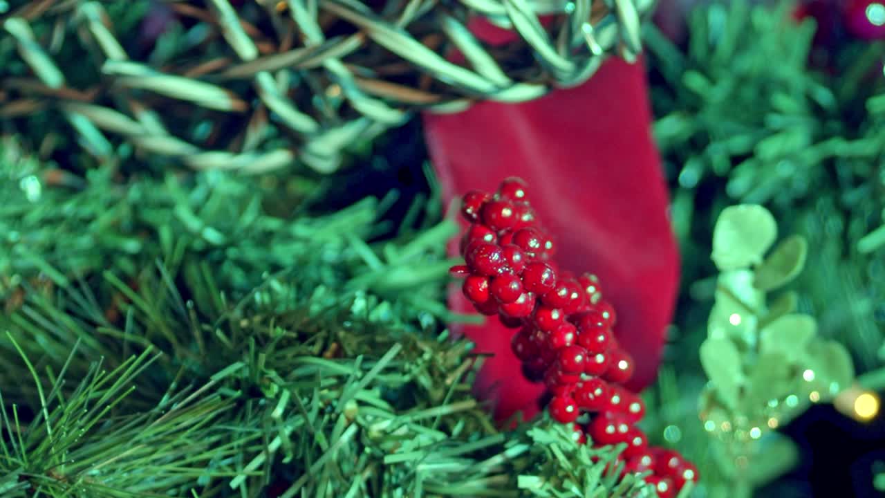 크리스마스 트리 빨간색 장식과 그것을 비추는 빛나는 조명