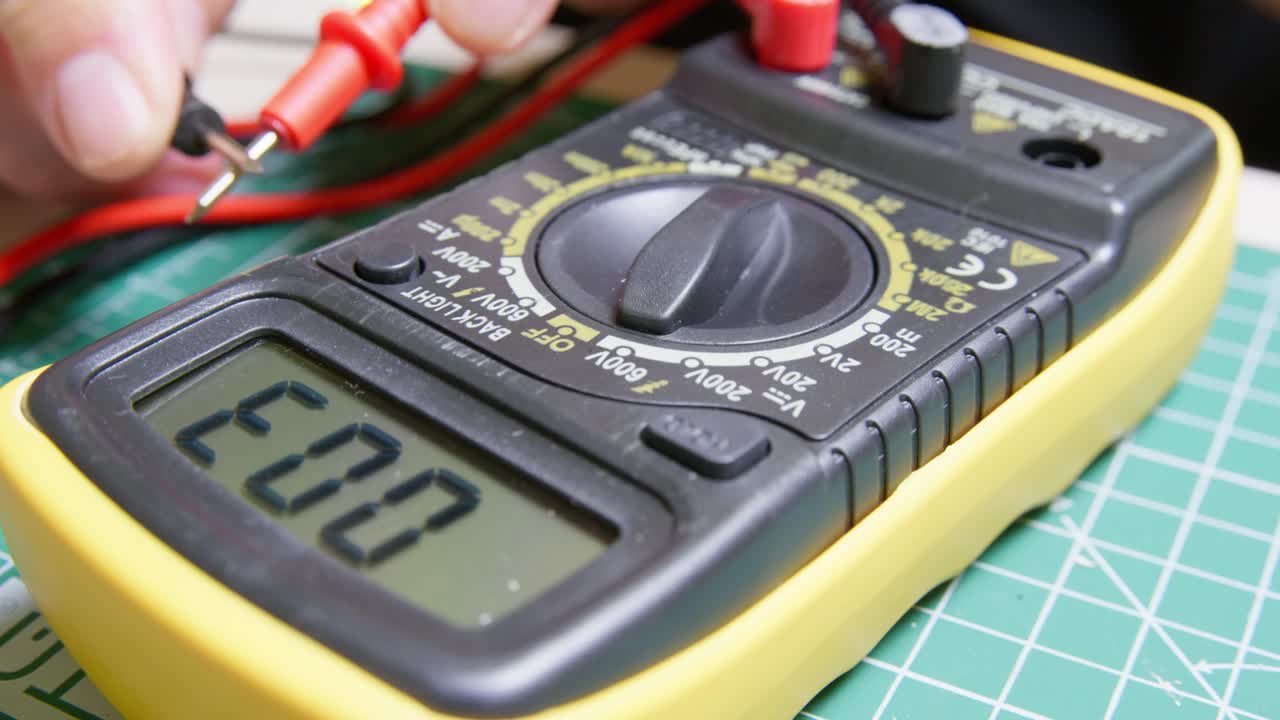 Turning on and testing a multimeter. Checking continuity and resistance