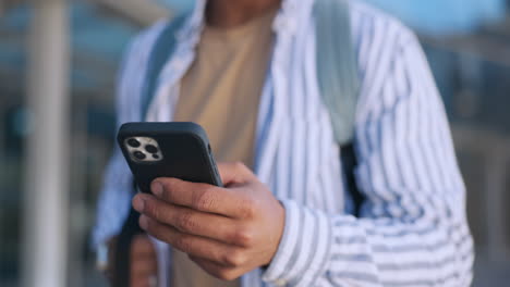 Universität,-Online-Und-Hände-Des-Studenten-Mit-Telefon