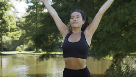 mujer joven haciendo ejercicio de yoga final y mirando a la cámara