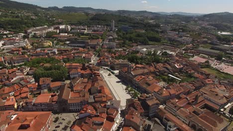 Vista-Aérea-De-La-Hermosa-Ciudad-De-Guimarães-En-Portugal