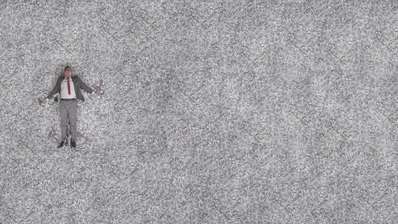 은행권의 배경에 있는 행복한 사업가 표시 상단 복사 공간