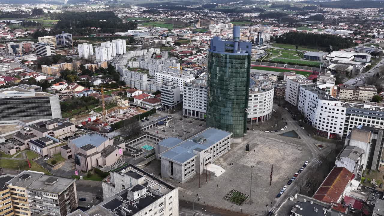 Vista aérea do centro da cidade da Maia, Portugal, com foco no planejamento urbano.