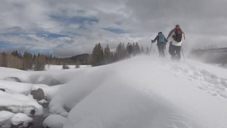 3-Raquetas-De-Nieve-Que-Caminan-En-Colorado-Son-Golpeados-Por-La-Nieve-Y-El-Viento