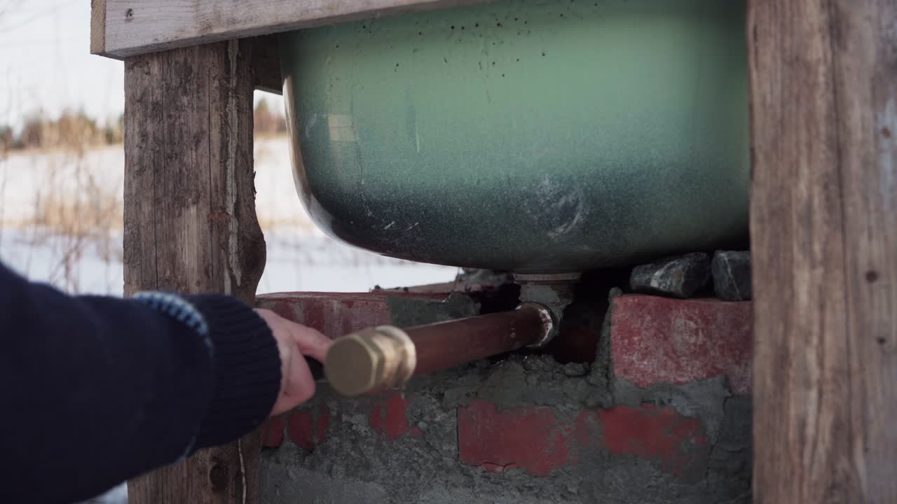 el hombre está aplicando cemento a los ladrillos y llenando el espacio debajo de la bañera de agua caliente diy - timelapse