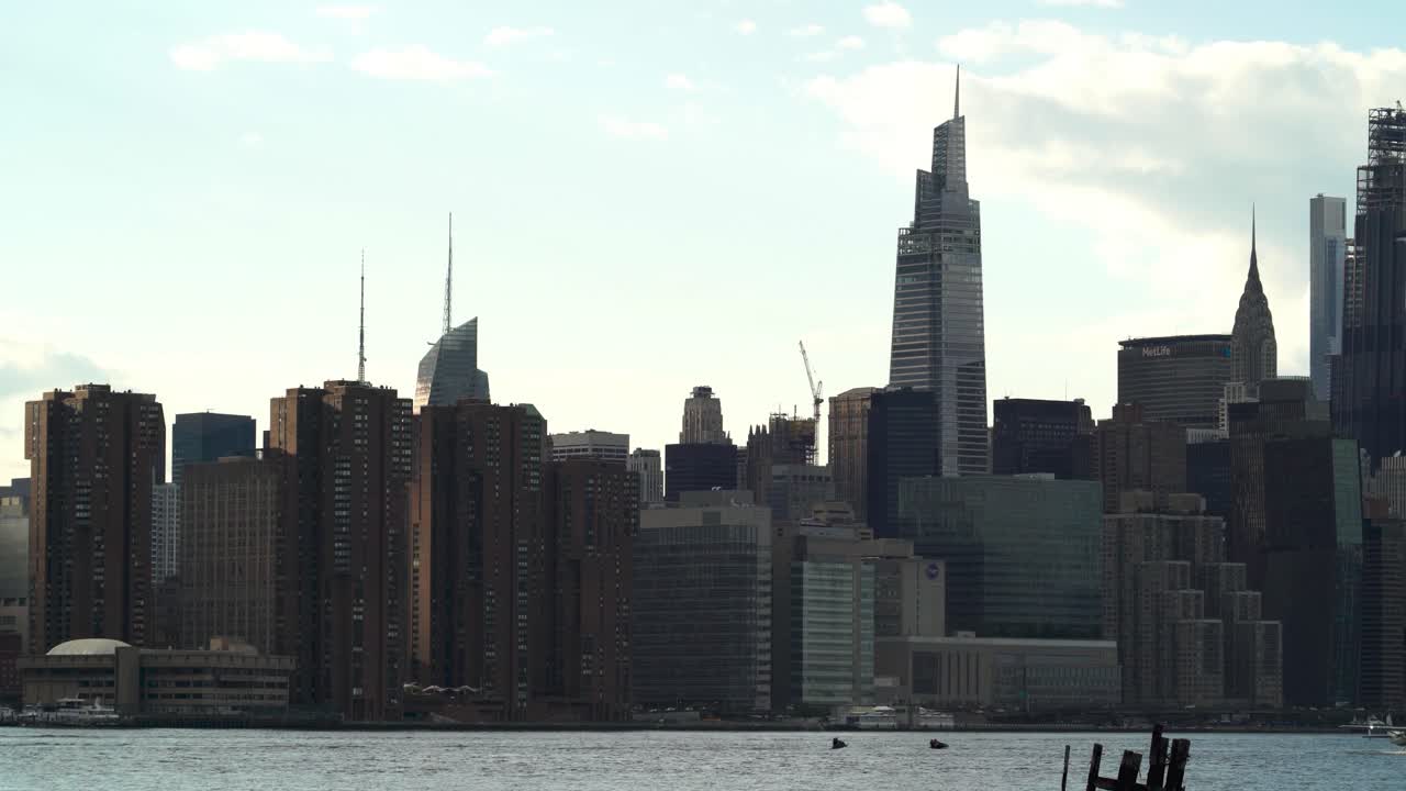 Midtown Manhattan Time Lapse på en overskyet eftermiddag med et fly, der taxier på en flod, og jetski, der kører.