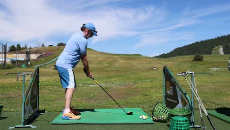 hombre practicando el swing de golf en un lugar pintoresco