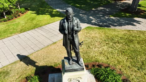 una estatua local del general de la guerra civil y el presidente grant