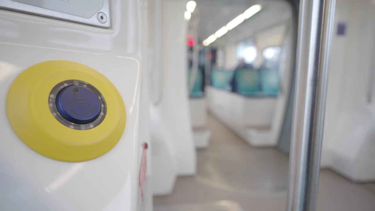 botón de accesibilidad en el transporte público