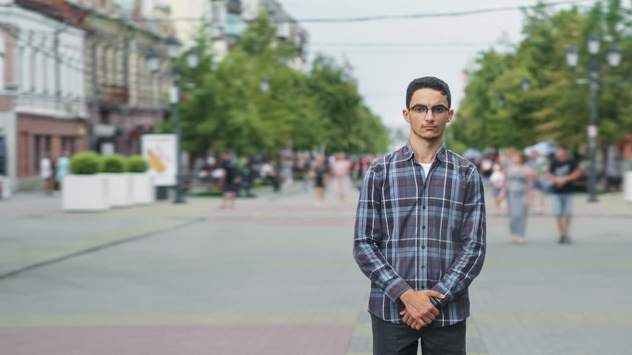 joven en una calle de la ciudad