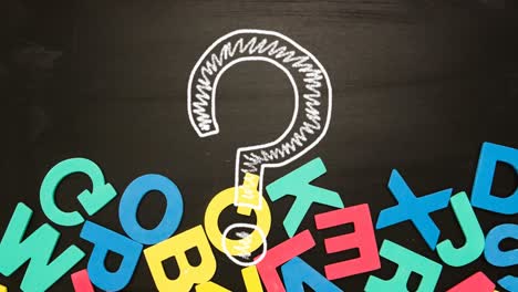 animación de un signo de interrogación con letras sobre fondo negro