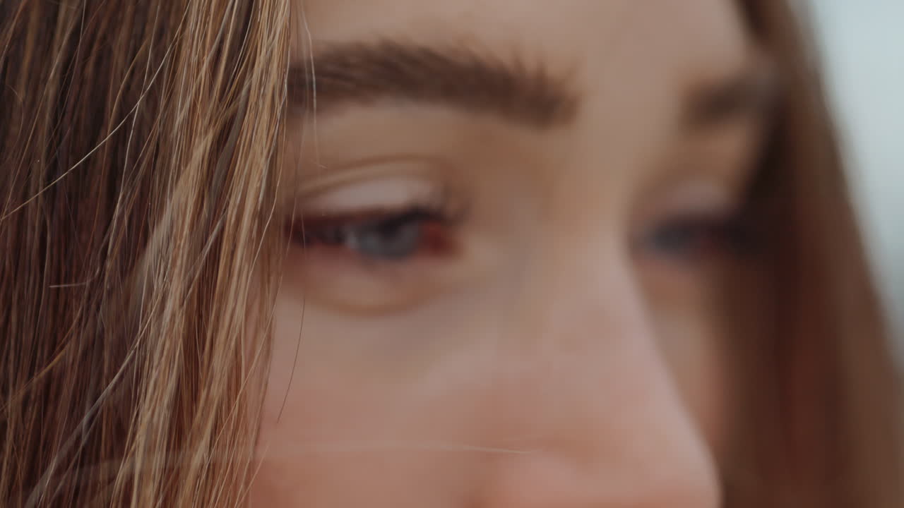 primer plano de los ojos de una mujer.