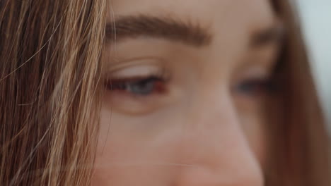 primer plano de los ojos de una mujer.