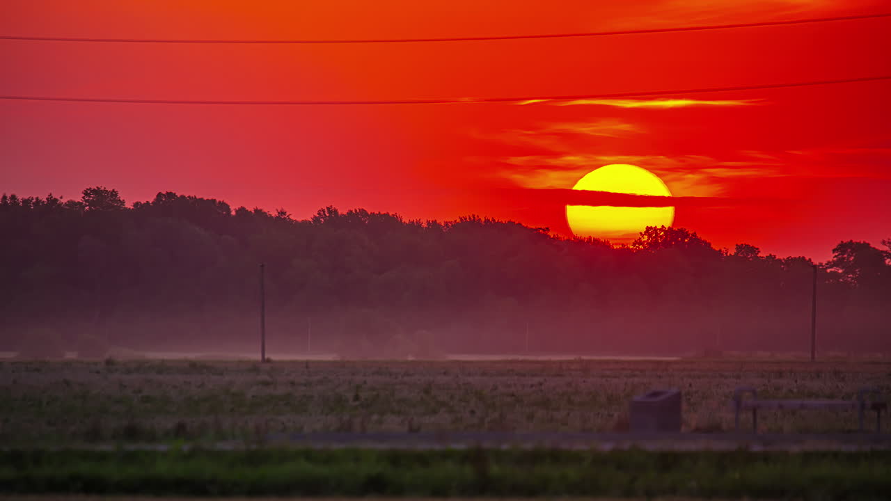 이른 아침 시간 경과에 붉은 하늘 위로 떠오르는 노란 태양의 전망