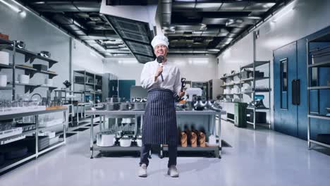 chef cantando en una cocina moderna