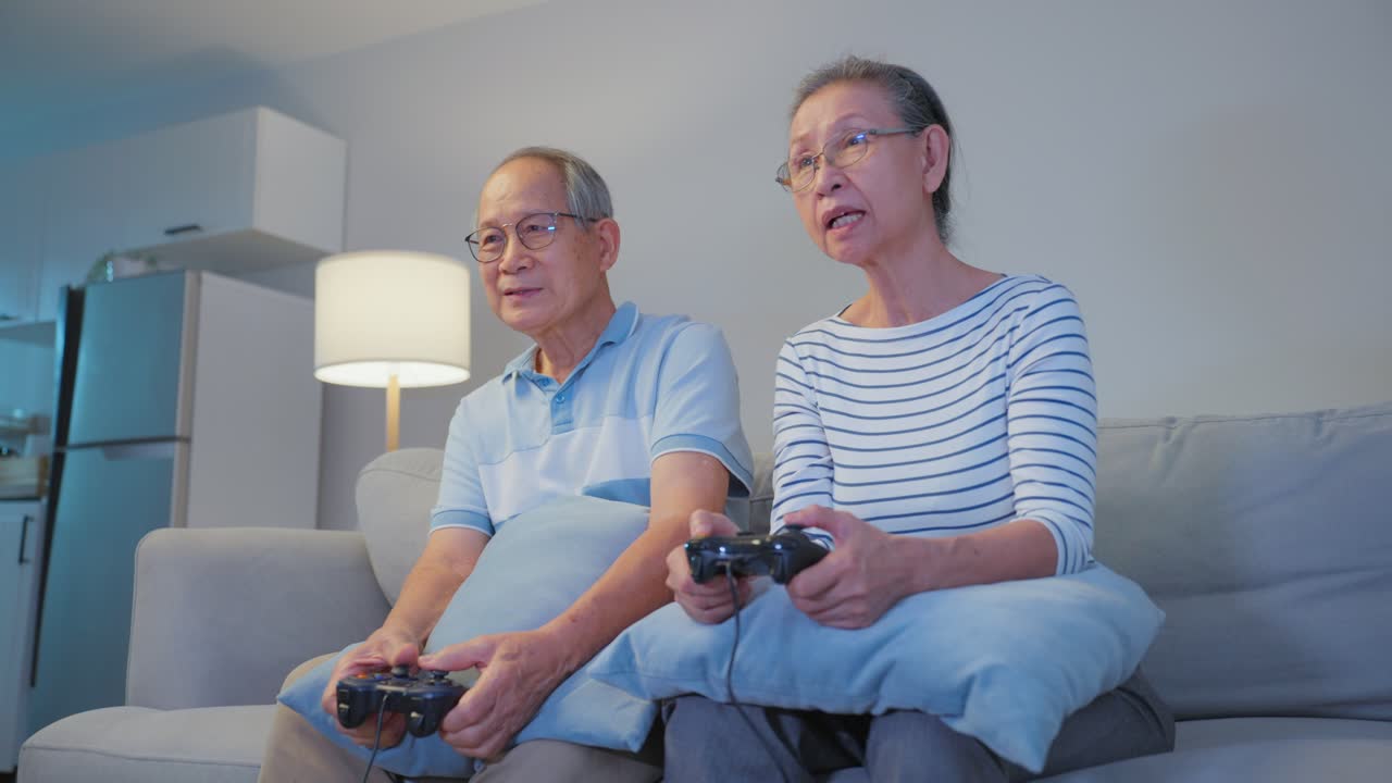 집 에서 비디오 게임 을 하는 노인 부부