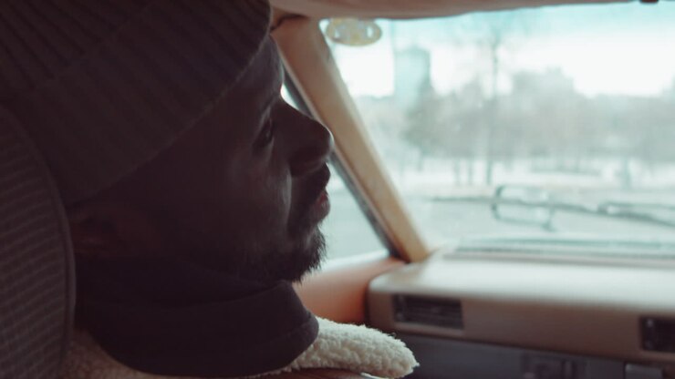 Uomo afroamericano in auto che parla