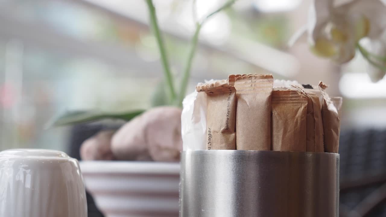 금속 홀더에 담긴 설탕 패