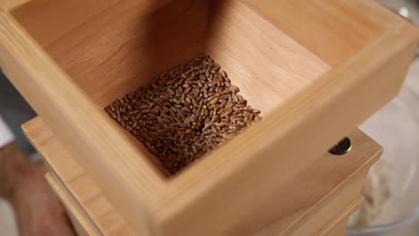 molino de grano de madera con trigo