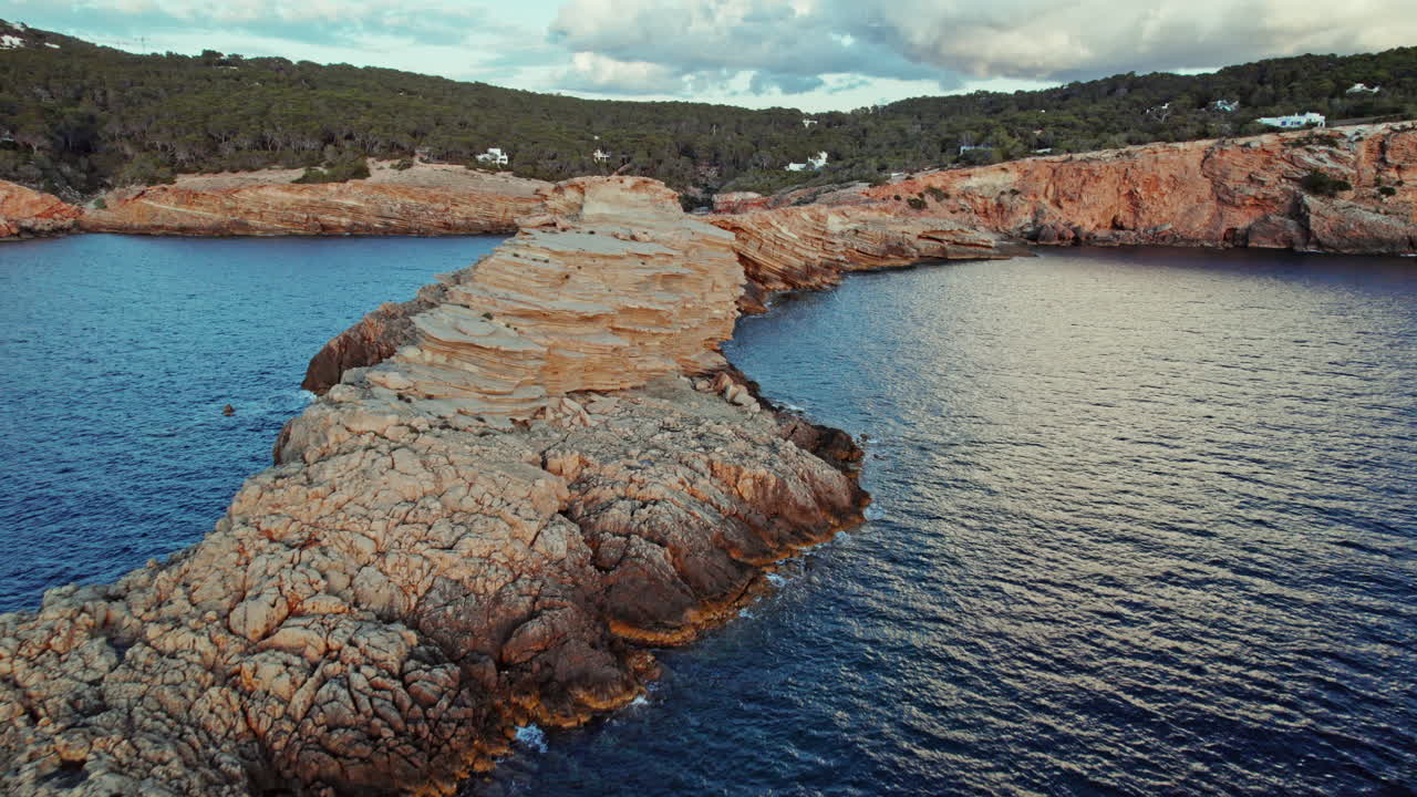 Udstrækkende klippeformationer ved Punta de Sa Galera-bugtstranden i San Antonio, Ibiza, Spanien.
