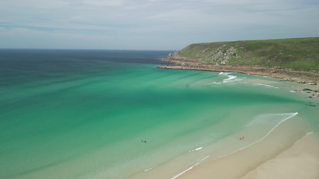 코른월 (cornwall) 에 있는 gwenver 해변 (gwenver beach) 은 코른월 해안선을 따라 크리스탈처럼 은 푸른 바다를 가진 해변이다.