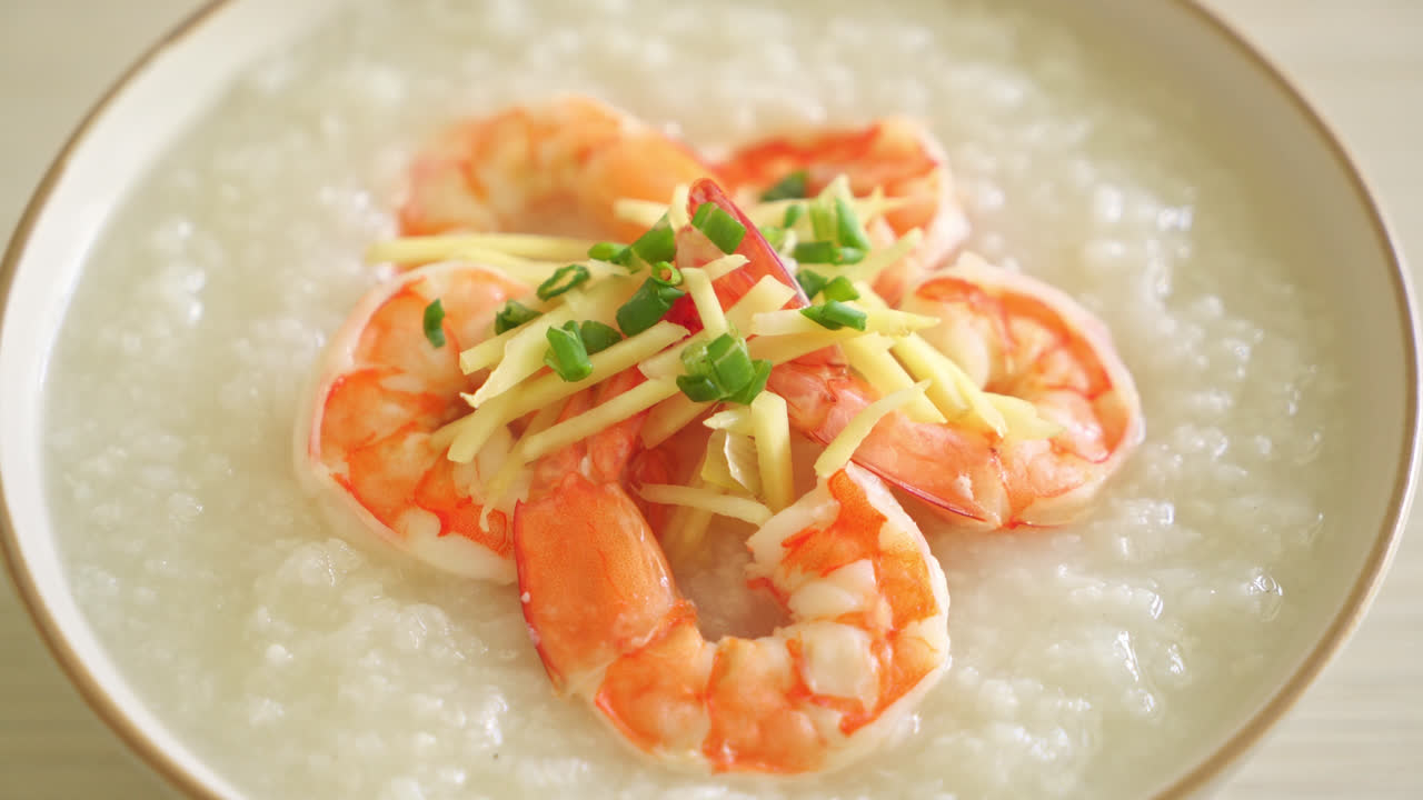 새우와 신선한 생강을 곁들인 죽