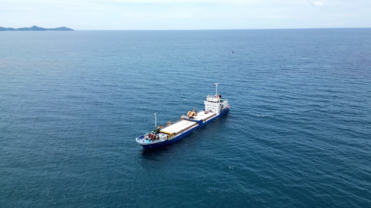 toma aérea alta de un gran barco navegando en el mar azul en virac, catanduanes, filipinas asia