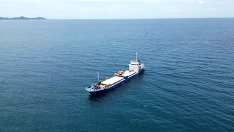 Toma-Aérea-Alta-De-Un-Gran-Barco-Navegando-En-El-Mar-Azul-En-Virac,-Catanduanes,-Filipinas-Asia