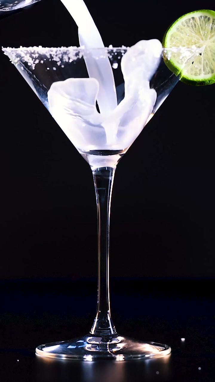 Versare e servire un classico cocktail Margarita